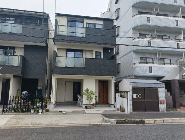 現地（外観）／建物間口　広々約５．６ｍ　令和３年４月新築の築浅物件です