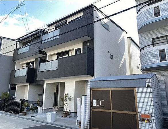 現地（外観）／建物間口　広々約５．６ｍ　令和３年４月新築の築浅物件です