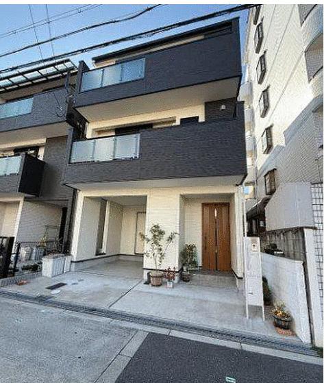 現地（外観）／建物間口　広々約５．６ｍ　令和３年４月新築の築浅物件です