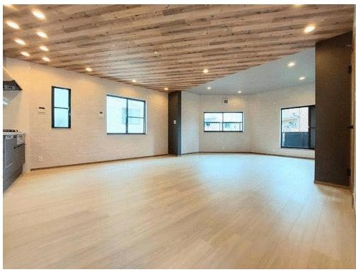 リビング／ＬＤＫ広々　１８．７帖　フローリング張替え新調　ダウンライト