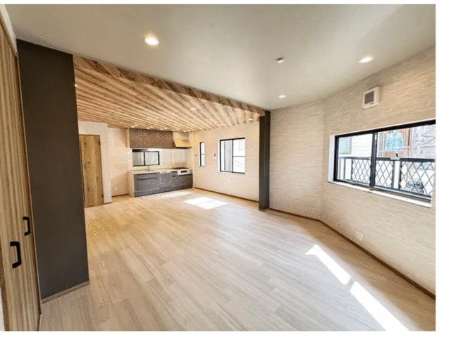 リビング／ＬＤＫ広々　１８．７帖　フローリング張替え新調　ダウンライト