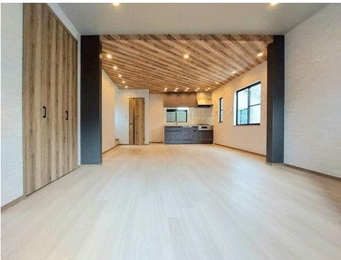 リビング／ＬＤＫ広々　１８．７帖　フローリング張替え新調　ダウンライト