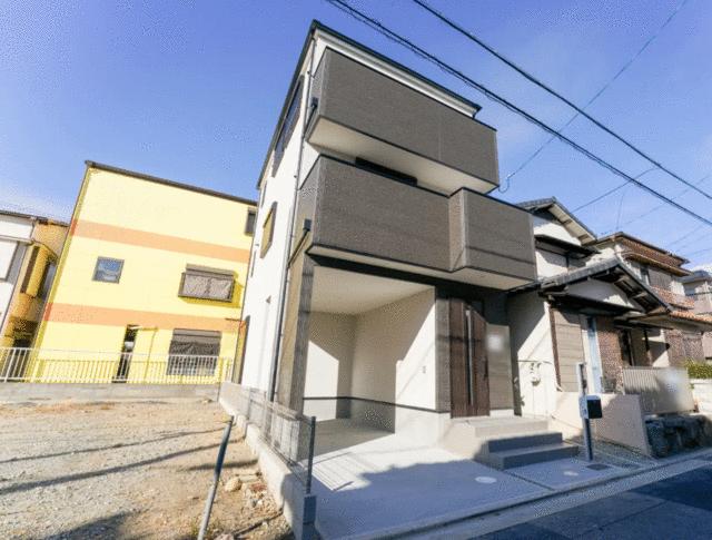 現地（外観）／東向き　陽当たり　通風　良好です　大型車駐車可能です