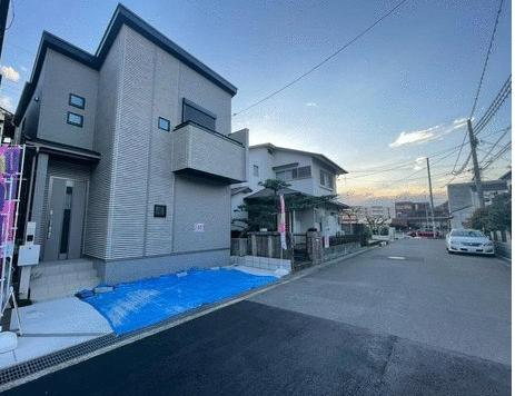 現地（外観）／建物間口　広々約５．６ｍ　両面道路