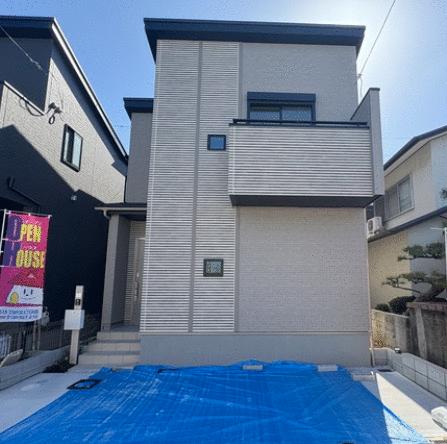 現地（外観）／建物間口　広々約５．６ｍ　両面道路