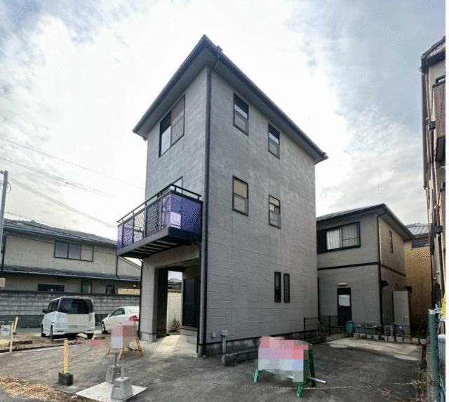 現地（外観）／東向き　陽当たり　通風　良好です　駐車３台可能です