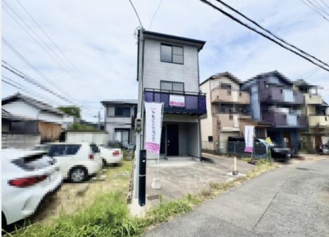 現地（外観）／東向き　陽当たり　通風　良好です　駐車３台可能です