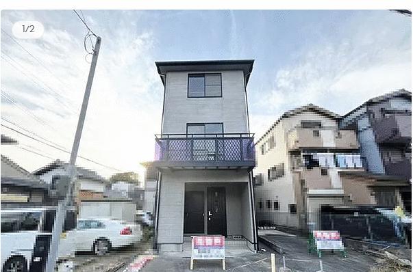 現地（外観）／東向き　陽当たり　通風　良好です　駐車３台可能です