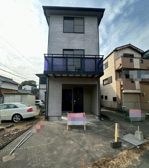 現地（外観）／東向き　陽当たり　通風　良好です　駐車３台可能です