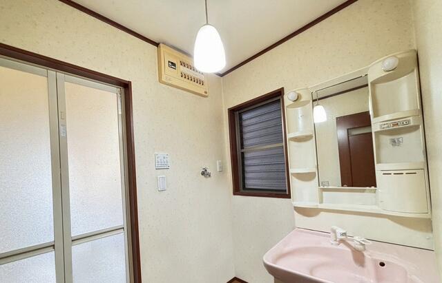 洗面台・洗面所／洗濯機置き場もある広々とした洗面室です。（※写真は居住中の為