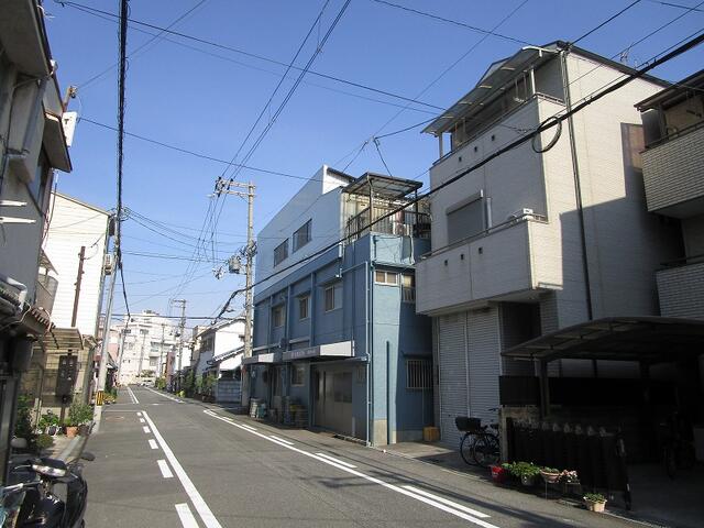 前面道路は広々とした公道約７．２７ｍです。車庫入れも楽々です