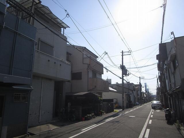 前面道路は広々とした公道約７．２７ｍです。車庫入れも楽々です