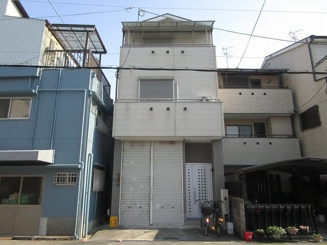 現地（外観）／２００５年（平成１７年）８月建築の鉄骨造３階建。土地有効約２