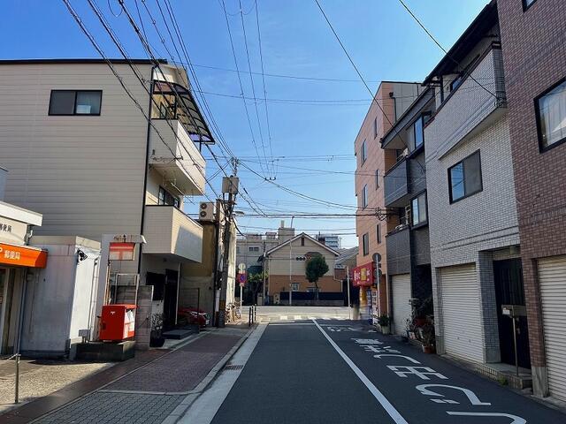 現地を含む前面道路です。前面道路は広々とした公道約８ｍです。