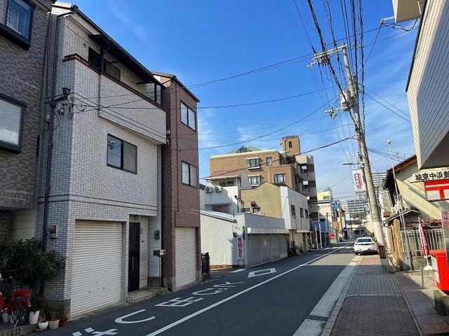 現地を含む前面道路です。前面道路は広々とした公道約８ｍです。