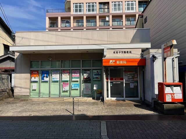 目の前に城東中浜郵便局があります。