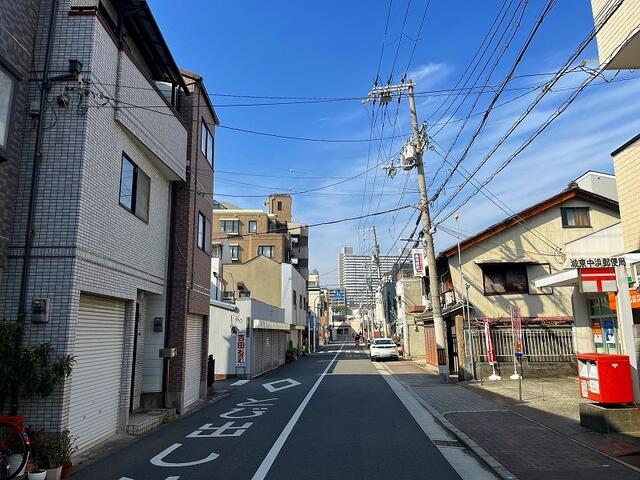 現地を含む前面道路です。前面道路は広々とした公道約８ｍです。