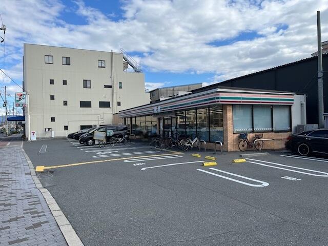 セブンイレブン巽東４丁目店まで約８０ｍ（徒歩１分）です。