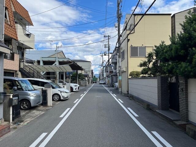 前面公道広々約６ｍです。車庫入れも楽々です。