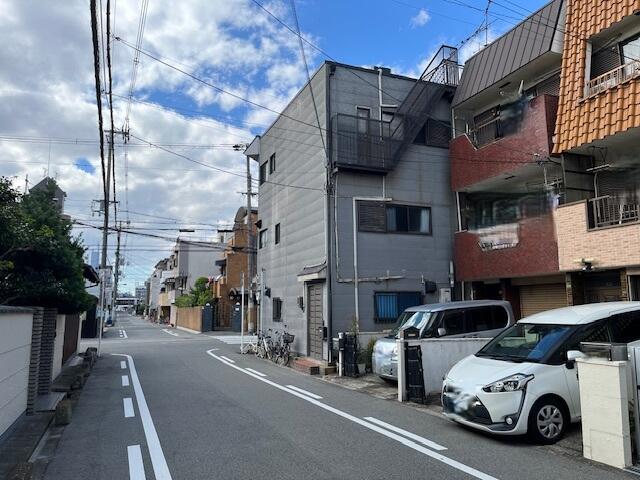 現地を含む前面道路です。前面公道広々約６ｍです。車庫入れも楽