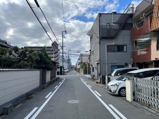 前面公道広々約６ｍです。車庫入れも楽々です。