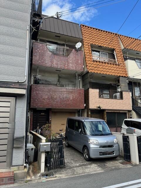 現地（外観）／南向きにつき、陽当り良好です。土地約２０．４６坪付き。