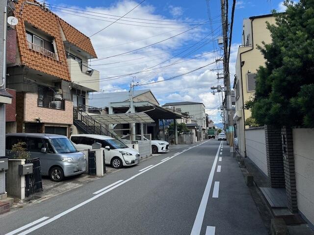 現地を含む前面道路です。前面公道広々約６ｍです。車庫入れも楽