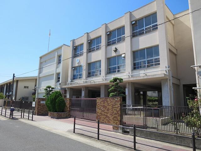 大阪市立新生野中学校 (630m)