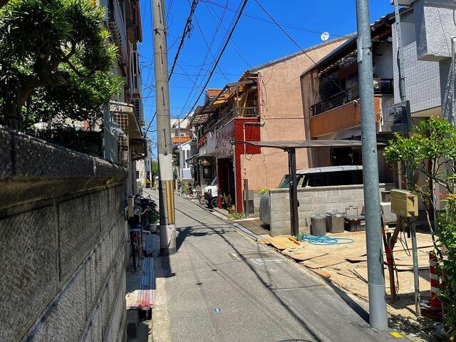 現地を含む前面道路です。セットバック後の前面道路は約３．３ｍ／撮影日2026-05-10