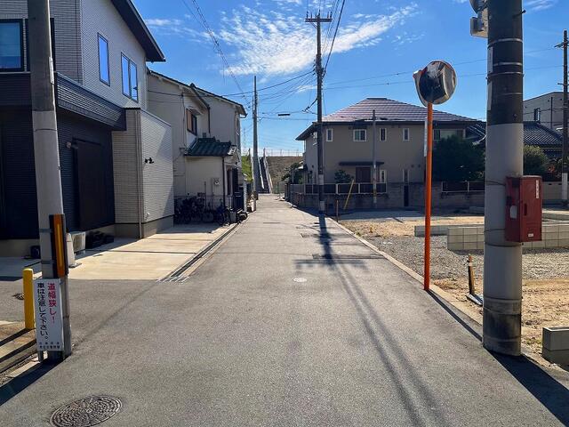 東側前面道路です。