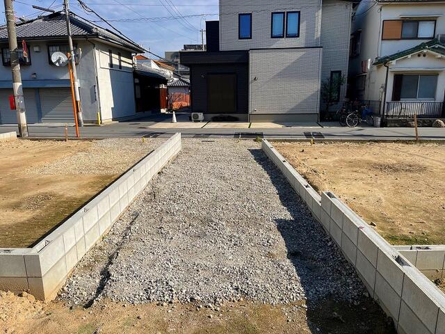 現地（駐車場）／１号棟のガレージ部分：駐車２台可能なガレージです。