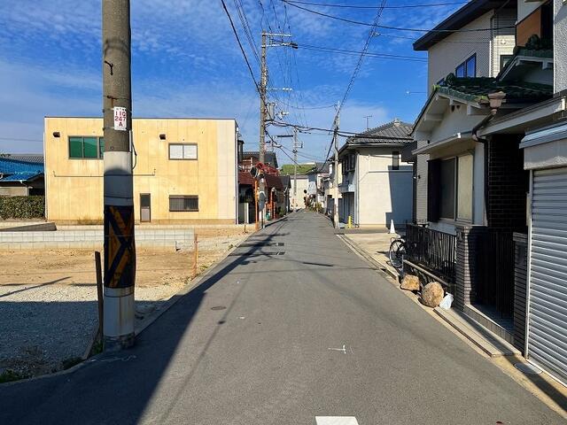 東側前面道路です。