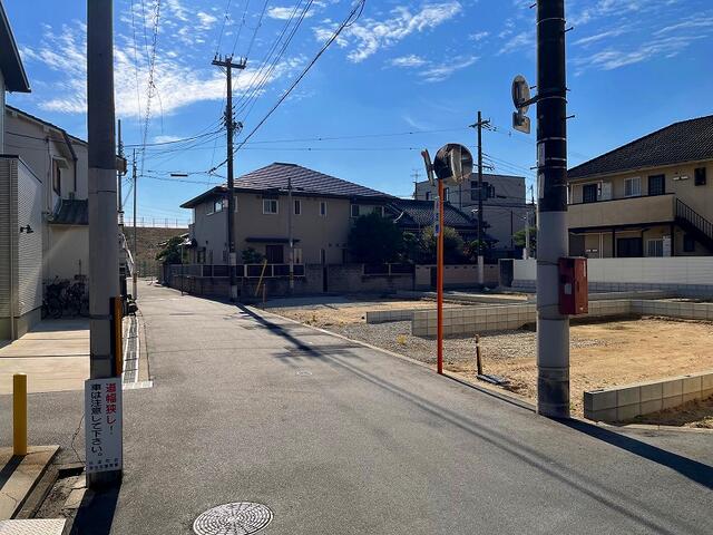 現地を含む東側前面道路です。