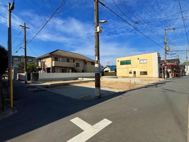現場をを含む南側・東側前面道路です。