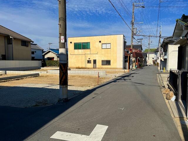 現地を含む東側前面道路です。