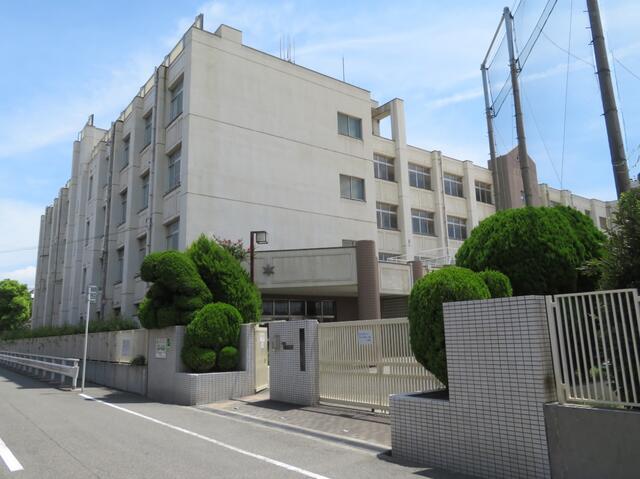 大阪市立大正西中学校 (560m)