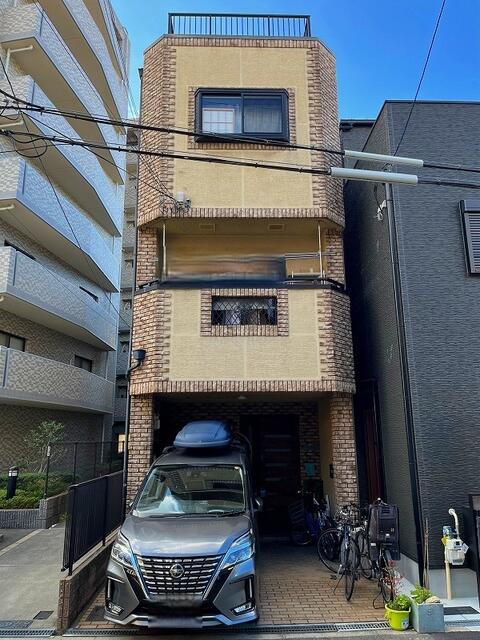 現地（外観）／南側が隣地の駐車場スペースで建物が無く、東南角地みたいな立地