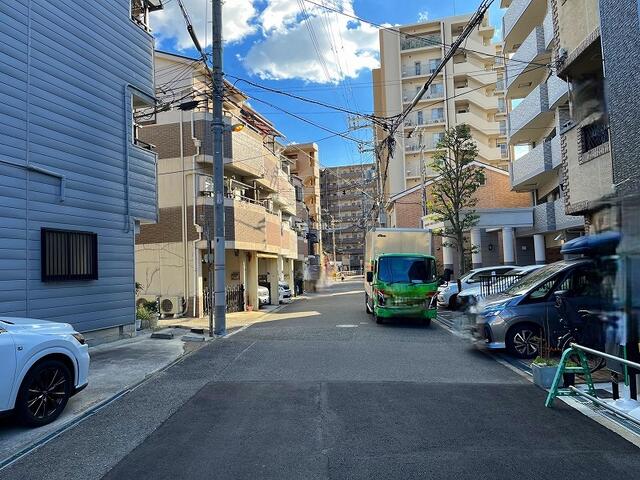 東側前面道路は広々とした公道約６ｍで、車庫入れも楽々です。