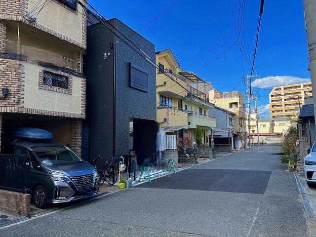 現地を含む前面道路です。東側前面道路は広々とした公道約６ｍで