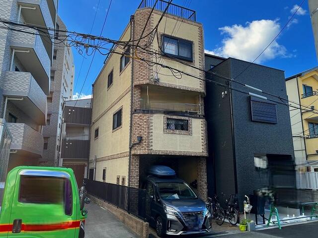 現地（外観）／南側が隣地の駐車場スペースで建物が無く、東南角地みたいな立地