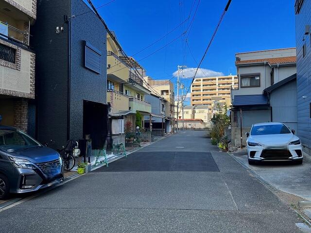 東側前面道路は広々とした公道約６ｍで、車庫入れも楽々です。