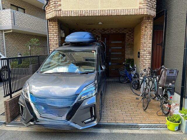 現地（駐車場）／東側前面道路は広々とした公道約６ｍで、車庫入れも楽々です。