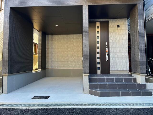 現地（駐車場）／ワゴン車も駐車可能なガレージです。