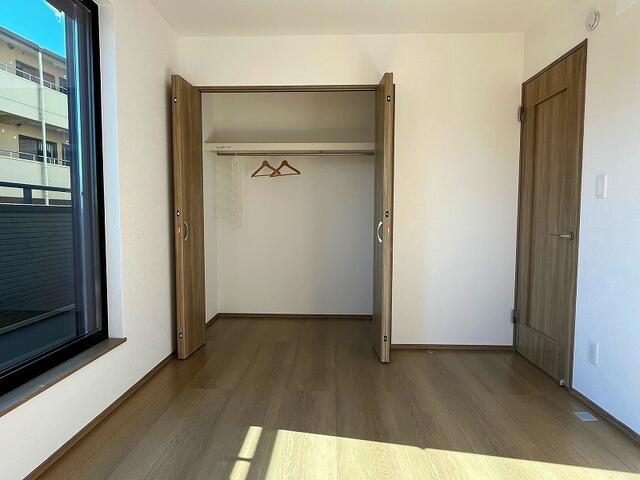 リビング以外の居室／２階の洋室約６帖：南からの採光タップリで室内大変明るく通風も