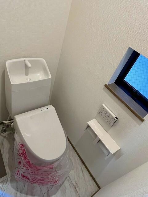 トイレ／２階のトイレ：温水洗浄便座付きのトイレです。