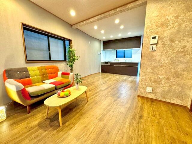 リビング／ＬＤＫ約１３．５帖：リビングにクローゼットがあり室内がキレイ