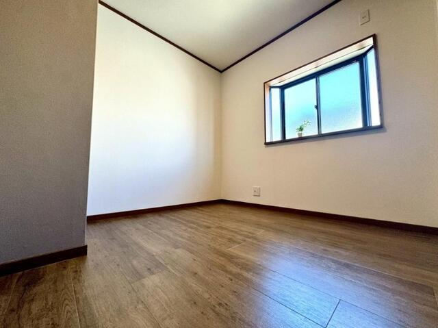 リビング以外の居室／３階の洋室約４．７帖：タップリ収納が出来るクローゼットがあり