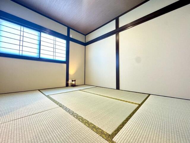 リビング以外の居室／３階の和室約６帖：押入も付いています。（畳表替、クロス・襖・