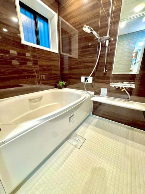 浴室／広々とした浴室ユニットバス新調しました。窓付きの浴室です。