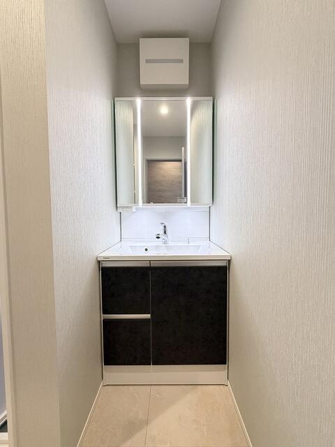 洗面台・洗面所／ワイドな３面鏡付きのシャンプードレッサーです。